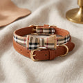 Collare per cani beige a quadri con papillon e cinturino marrone regolabile