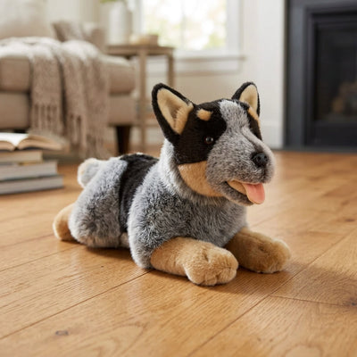 Realistico peluche di cucciolo di cane da cowboy grigio e fulvo in posizione sdraiata