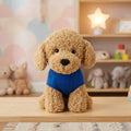 Cagnolino di peluche beige riccio con un maglione blu