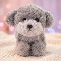 Giocattolo a forma di cane barboncino grigio in peluche con orecchie pendenti e collare